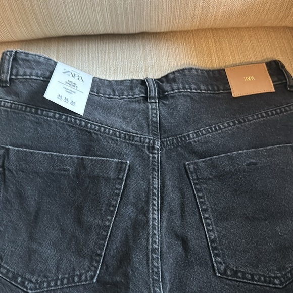 NWT Zara women's black denim jeans shorts. Size 12 - Picture 8 of 8